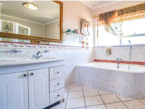 4 Bedroom Property for Sale in Stilbaai Wes Western Cape